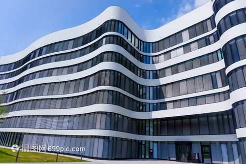 具有現代公司結構的城市景辦公大樓現代外部